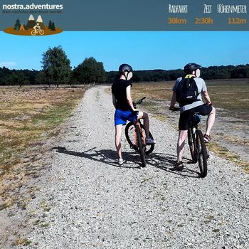 Es gibt auch die Steinpisten bei uns am Niederrhein. Hier laufen sonst auch schon mal Rinder am Weg.