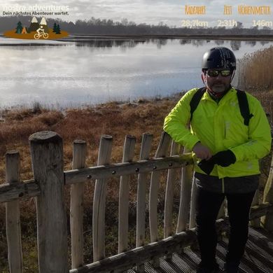 Mountainbiken am Niederrhein im Winter bei 3 Grad und Sonnenschein auf gefrohrenen Boden.