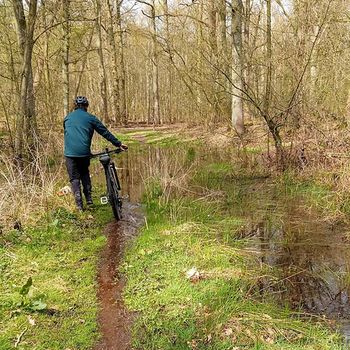MTB-Tour durch matschiges Gelände