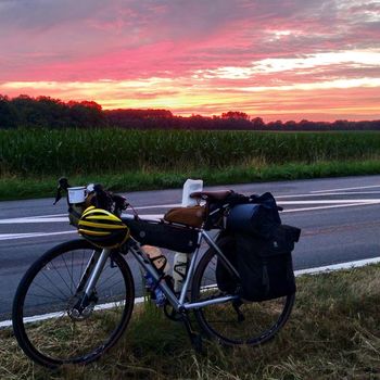 Graveltour mit Gepäck im Sonnenuntergang