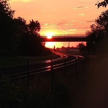 Sonnenuntergang an den Bahngleisen in Aldekerk